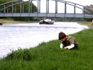 Kind im Münsterland am Flussufer